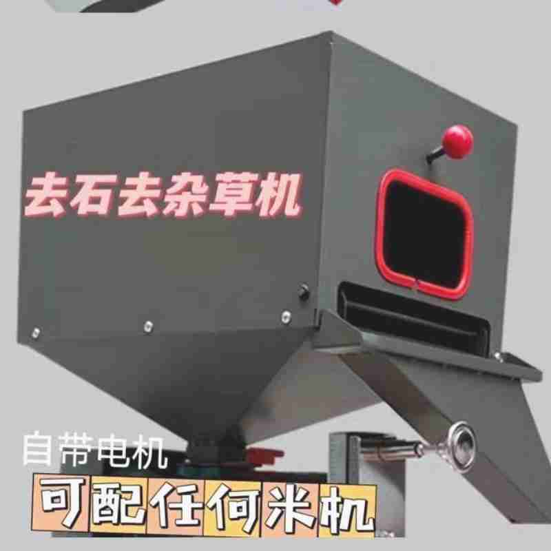 游客在若羌县楼兰博物馆文创区选购文创产品 (央广网发 若羌县融媒体中心供图)